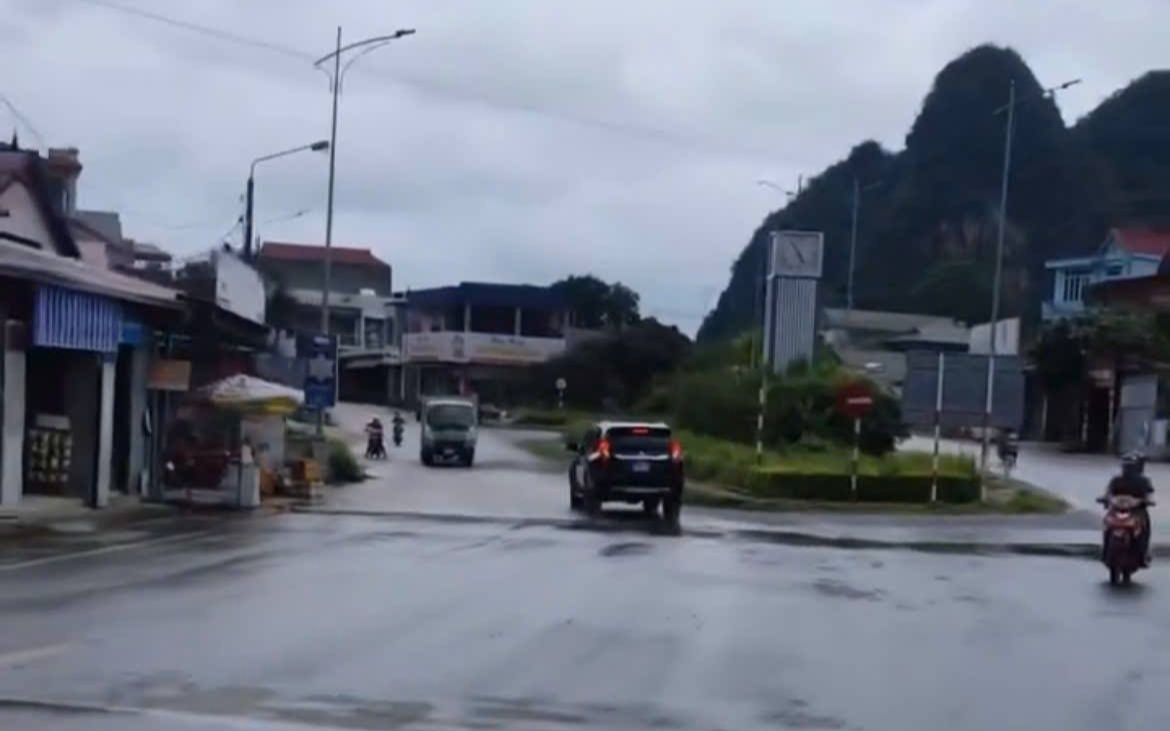 Xử phạt tài xế không đội mũ bảo hiểm khi điều khiển xe máy biển xanh tại Hà Nội - Ảnh 3. Xử phạt tài xế không đội mũ bảo hiểm khi điều khiển xe máy biển xanh tại Hà Nội - Ảnh 3.