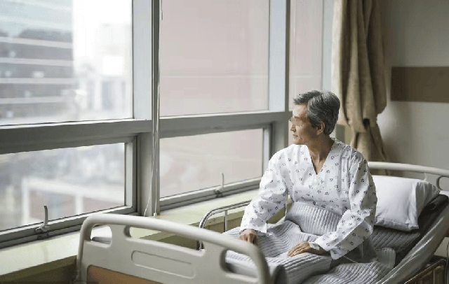 Tưởng gửi tiền là đủ hiếu thảo, đến khi nghe câu mẹ nói trong bệnh viện tôi mới tỉnh ngộ - Ảnh 1. Tưởng gửi tiền là đủ hiếu thảo, đến khi nghe câu mẹ nói trong bệnh viện tôi mới tỉnh ngộ - Ảnh 1.