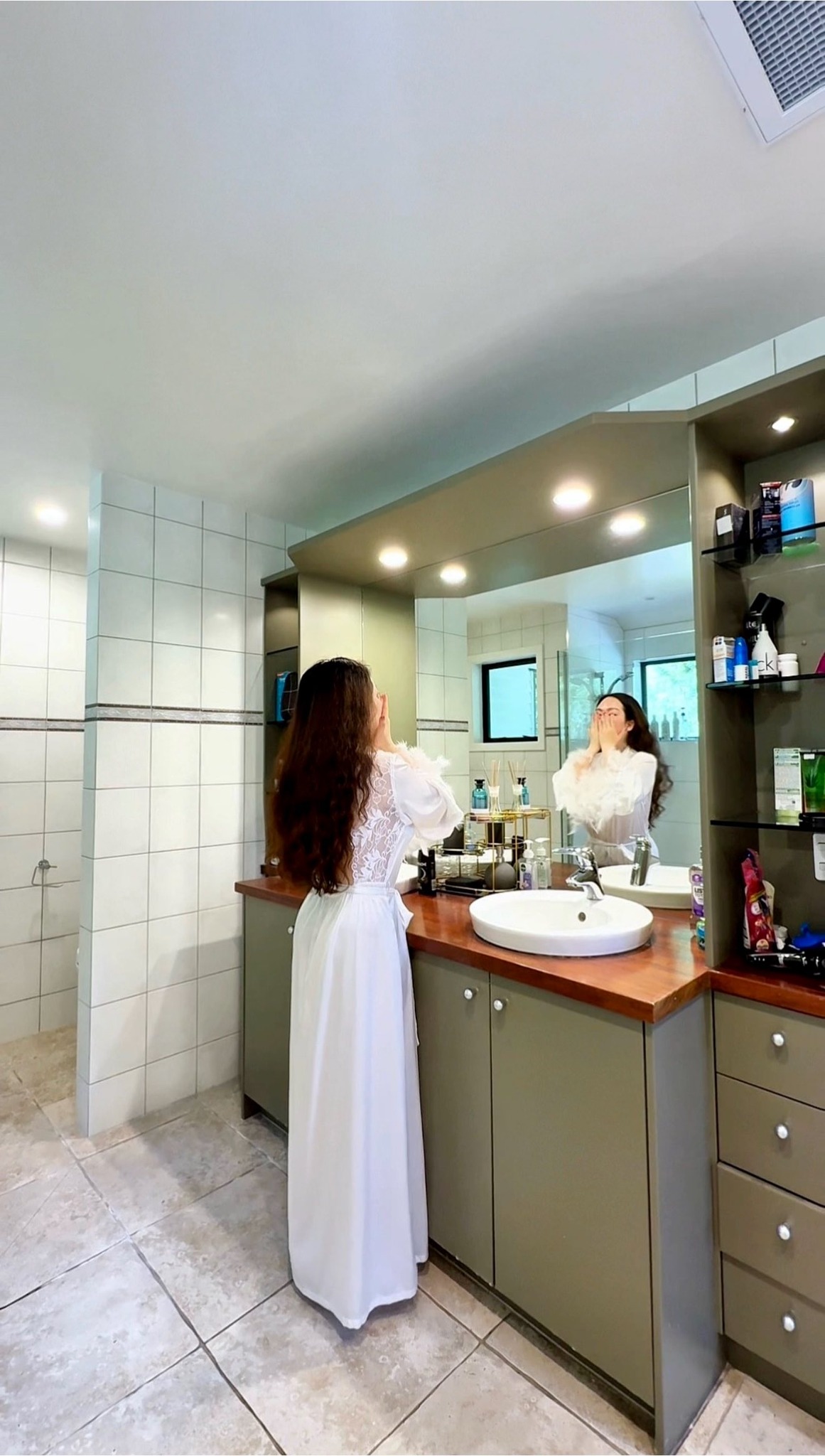 Lấy chồng Tây, nữ diễn viên phim 'Thương nhớ ở ai' sống như bà hoàng, được bạn đời tặng nhẫn kim cương xịn- Ảnh 12. Lấy chồng Tây, nữ diễn viên phim 'Thương nhớ ở ai' sống như bà hoàng, được bạn đời tặng nhẫn kim cương xịn- Ảnh 12.