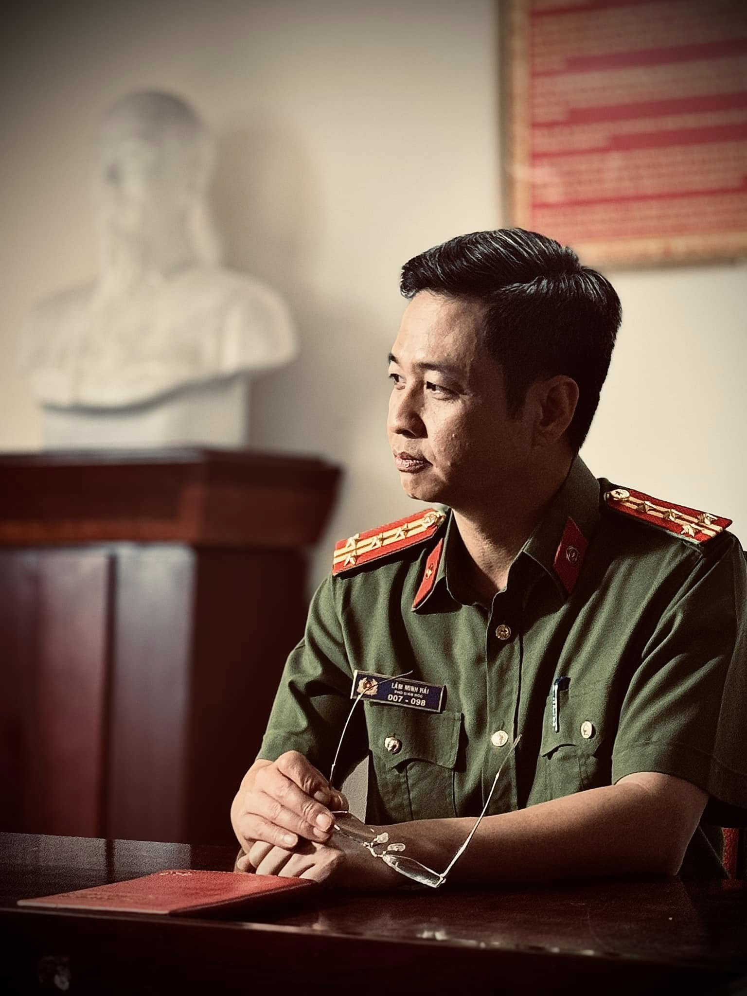 Trung tá Hoàng Công 24 năm làm công an, hạnh phúc bên người vợ thứ hai hơn tuổi - Ảnh 2.