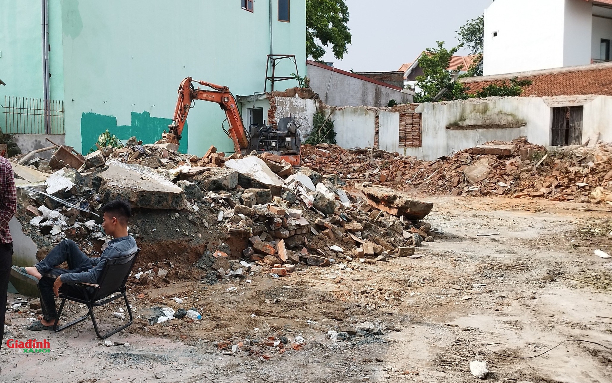 Hà Nội: &quot;Trưởng xóm&quot; hành hung lái xe, ép chủ đất nộp 20 triệu &quot;quỹ xóm&quot; khi dọn dẹp khu đất của gia đình