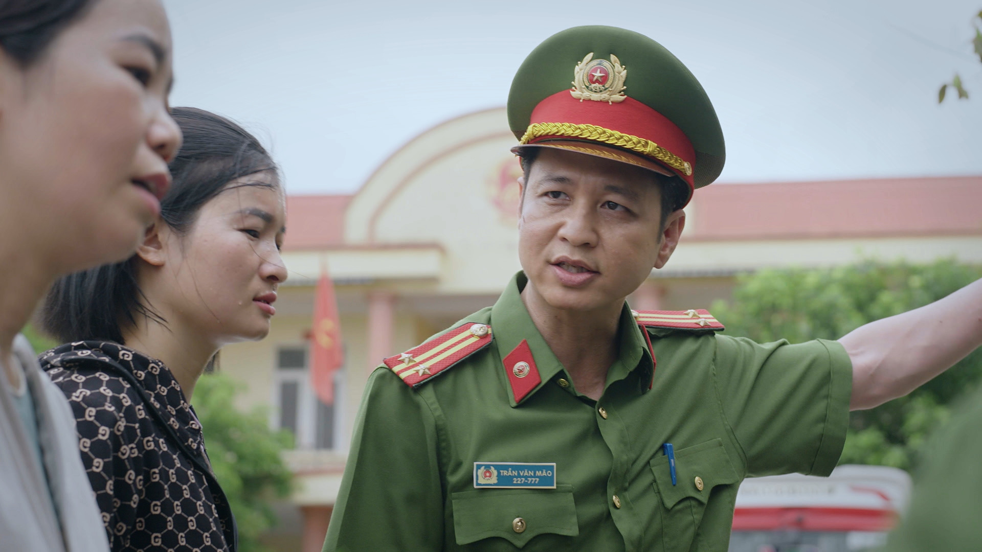 Trung tá Hoàng Công 24 năm làm công an, hạnh phúc bên người vợ thứ hai hơn tuổi - Ảnh 3.