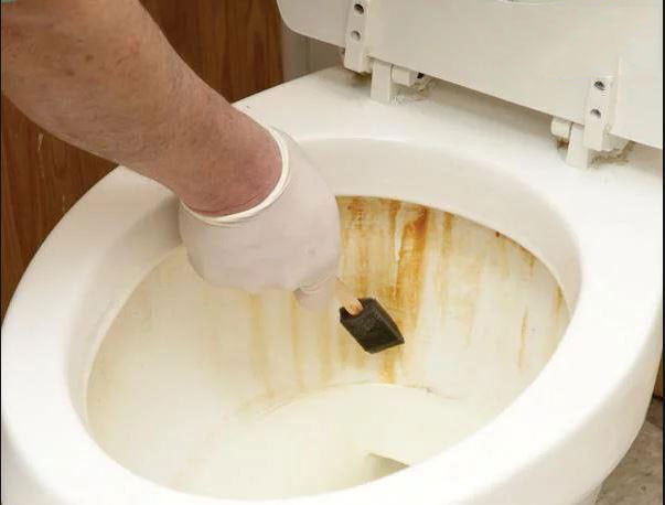 Tiết lộ 'vũ khí' diệt sạch vết ố vàng toilet, rẻ, dễ mua và dễ dùng- Ảnh 2.