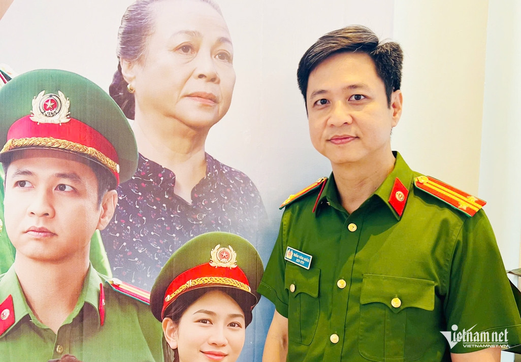 Trung tá Hoàng Công 24 năm làm công an, hạnh phúc bên người vợ thứ hai hơn tuổi - Ảnh 1.