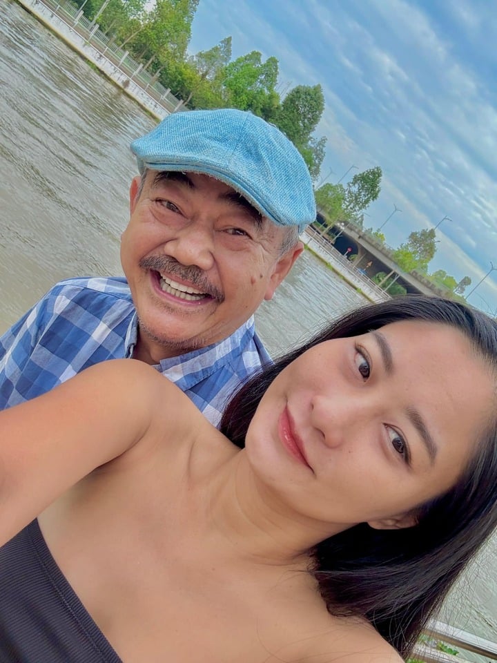 Chuyện tình ngọt ngào bên bạn gái kém 36 tuổi của nam NSND nổi tiếng - Ảnh 2. Chuyện tình ngọt ngào bên bạn gái kém 36 tuổi của nam NSND nổi tiếng - Ảnh 2.