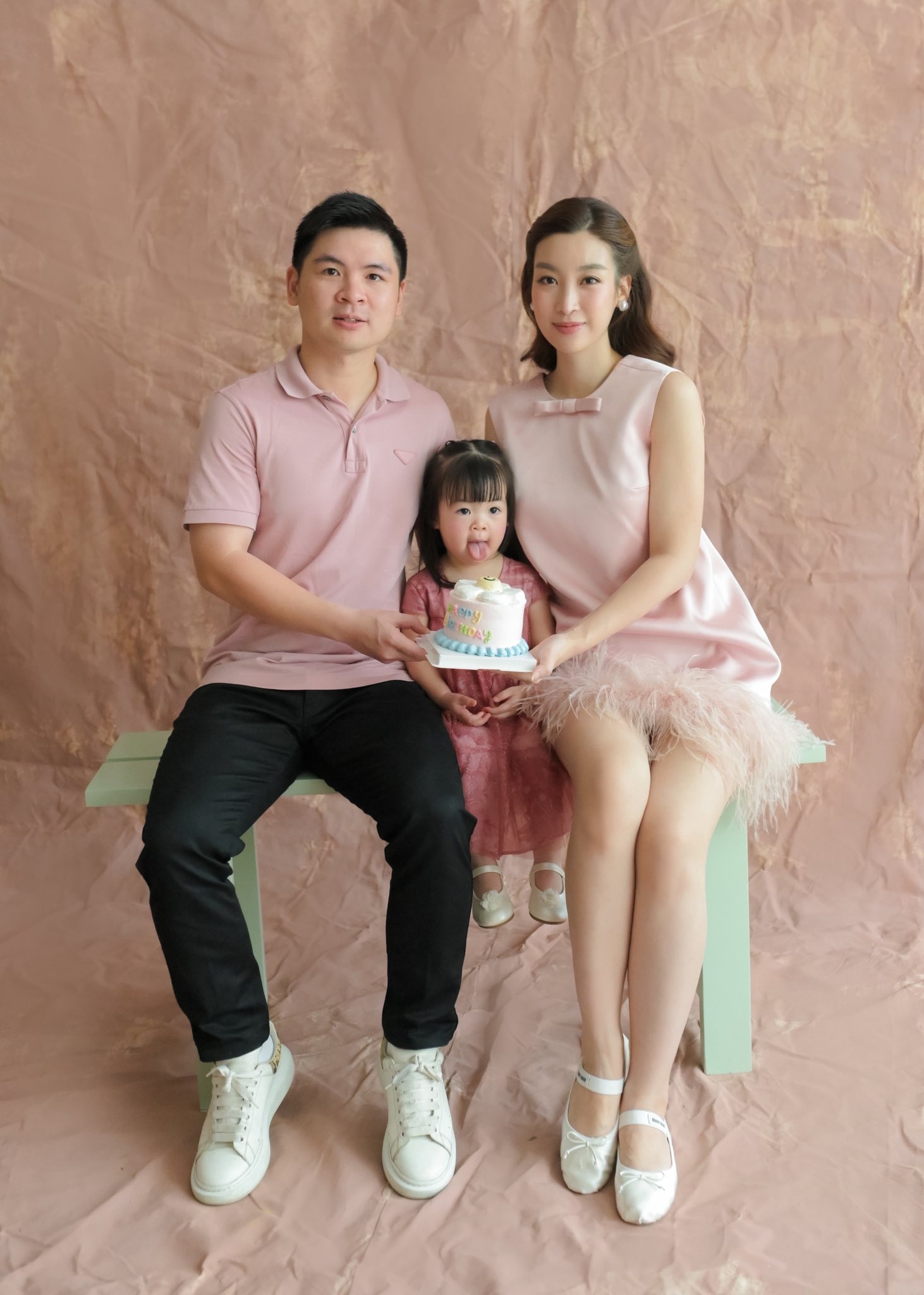 Ánh mắt 'phán xét' siêu đáng yêu của con gái Hoa hậu Đỗ Mỹ Linh dành cho bố mẹ- Ảnh 6. Ánh mắt 'phán xét' siêu đáng yêu của con gái Hoa hậu Đỗ Mỹ Linh dành cho bố mẹ- Ảnh 6.