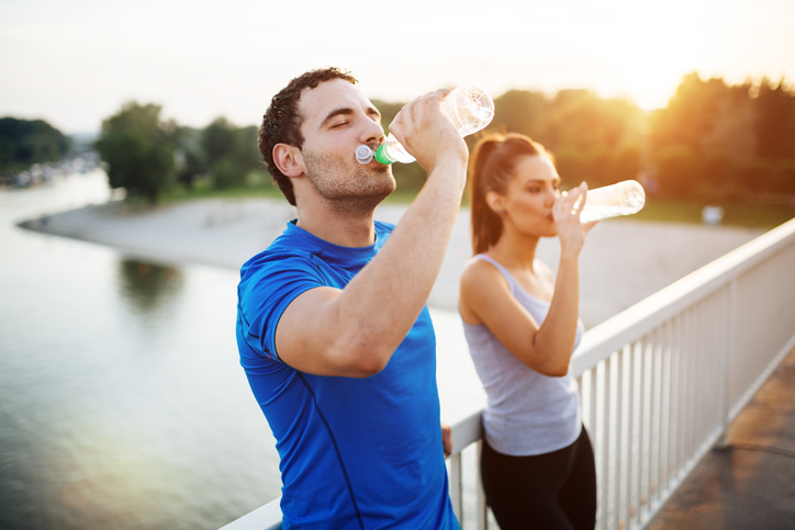 Nhóm người nào có nguy cơ bị mất nước trong mùa hè?- Ảnh 2.