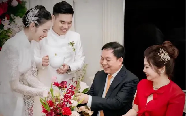 Hương Liên kết hôn