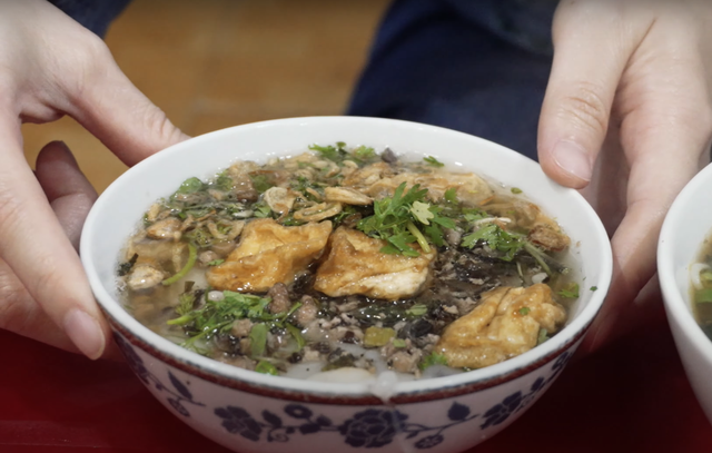 Khách Trung Quốc lần đầu thử món bánh dân dã ở Hà Nội, ngỡ ngàng vì 'ngon khủng khiếp' - Ảnh 4. Khách Trung Quốc lần đầu thử món bánh dân dã ở Hà Nội, ngỡ ngàng vì 'ngon khủng khiếp' - Ảnh 4.