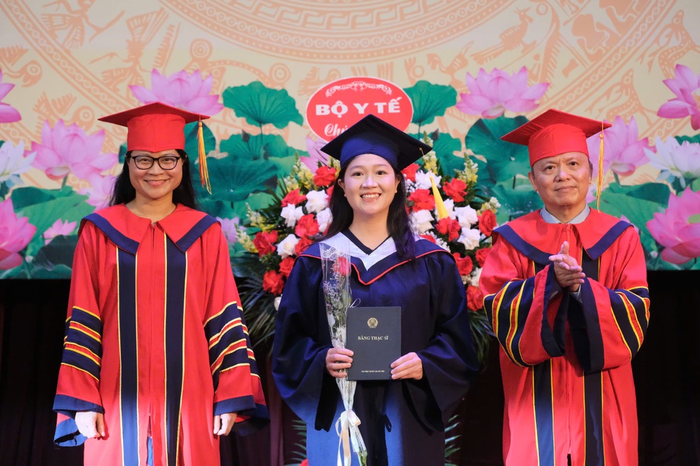 Lễ trao bằng tốt nghiệp cho khóa bác sĩ nội trú đầu tiên của Trường Đại học Y Dược  - Ảnh 2.