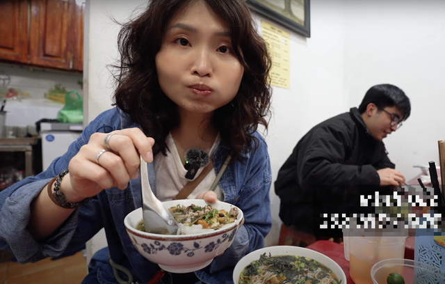 Khách Trung Quốc lần đầu thử món bánh dân dã ở Hà Nội, ngỡ ngàng vì 'ngon khủng khiếp' - Ảnh 2. Khách Trung Quốc lần đầu thử món bánh dân dã ở Hà Nội, ngỡ ngàng vì 'ngon khủng khiếp' - Ảnh 2.