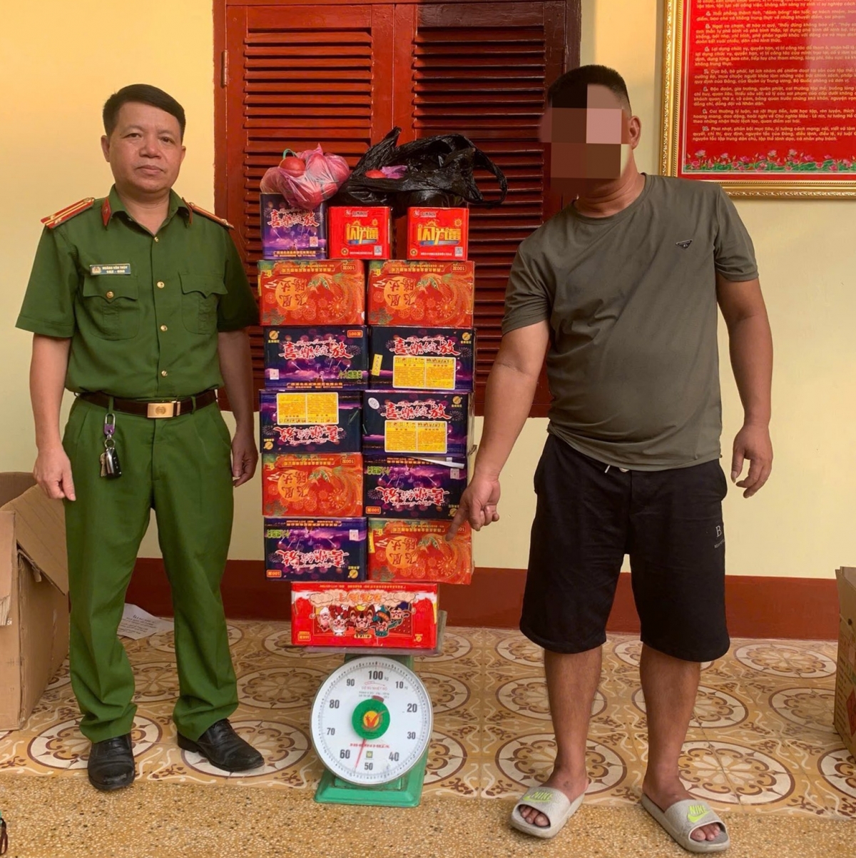 Bắt đối tượng giấu 54kg pháo nổ trong xe đầu kéo - Ảnh 1. Bắt đối tượng giấu 54kg pháo nổ trong xe đầu kéo - Ảnh 1.