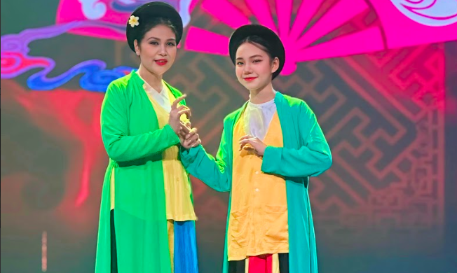 Ca sĩ nhí hát xẩm cùng NSND Thanh Ngoan gây 'bão' mạng xã hội là ai? - Ảnh 2. Ca sĩ nhí hát xẩm cùng NSND Thanh Ngoan gây 'bão' mạng xã hội là ai? - Ảnh 2.