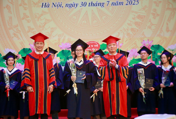 Lễ trao bằng tốt nghiệp cho khóa bác sĩ nội trú đầu tiên của Trường Đại học Y Dược  - Ảnh 3.