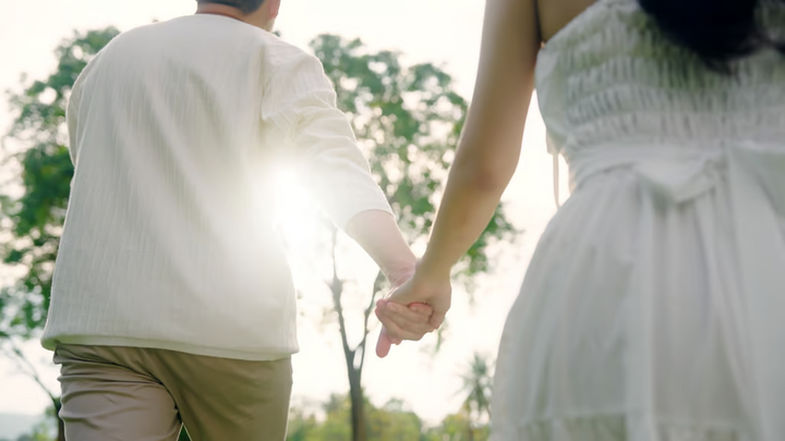 Giả vờ yêu giúp việc để chọc vợ cũ ghen - Ảnh 1. Giả vờ yêu giúp việc để chọc vợ cũ ghen - Ảnh 1.