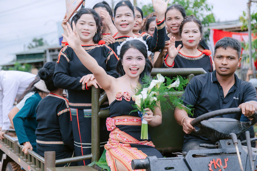 Cô dâu Ê Đê rước rể bằng công nông, rộn ràng cả buôn làng - Ảnh 2. Cô dâu Ê Đê rước rể bằng công nông, rộn ràng cả buôn làng - Ảnh 2.