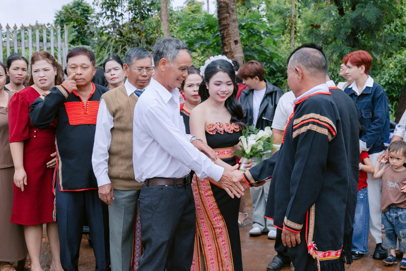 Cô dâu Ê Đê rước rể bằng công nông, rộn ràng cả buôn làng - Ảnh 3. Cô dâu Ê Đê rước rể bằng công nông, rộn ràng cả buôn làng - Ảnh 3.