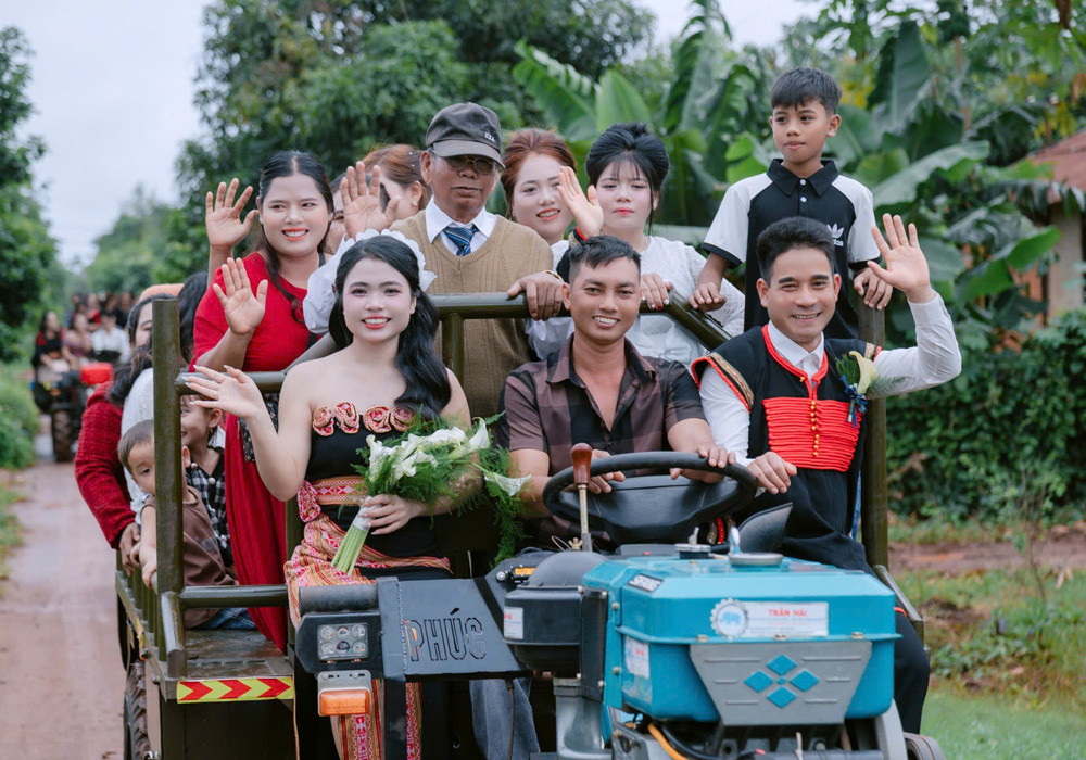 Cô dâu Ê Đê rước rể bằng công nông, rộn ràng cả buôn làng - Ảnh 4. Cô dâu Ê Đê rước rể bằng công nông, rộn ràng cả buôn làng - Ảnh 4.