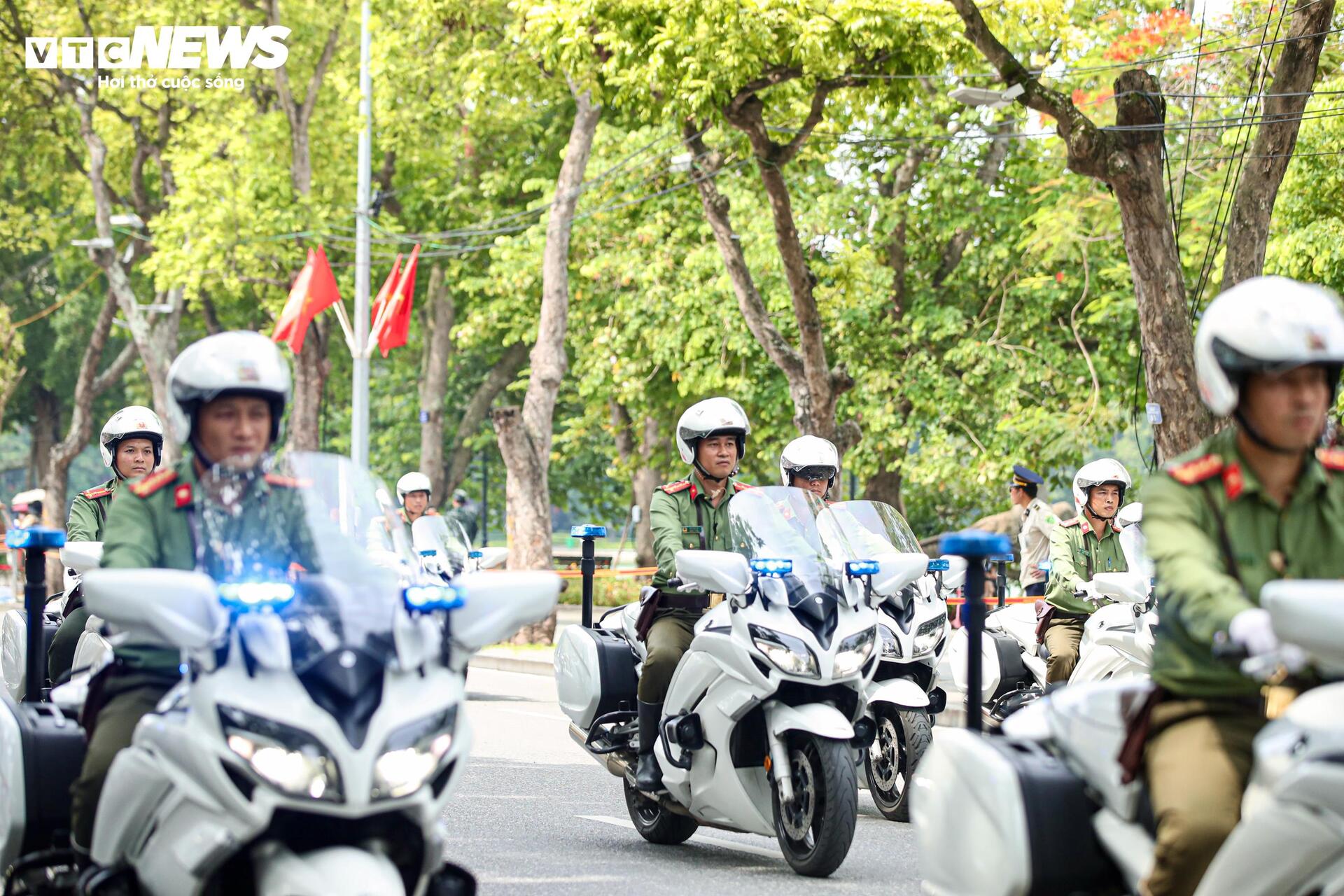 Lực lượng Cảnh vệ phản ứng thần tốc, diễn tập bảo vệ yếu nhân tại Hồ Gươm - Ảnh 12. Lực lượng Cảnh vệ phản ứng thần tốc, diễn tập bảo vệ yếu nhân tại Hồ Gươm - Ảnh 12.