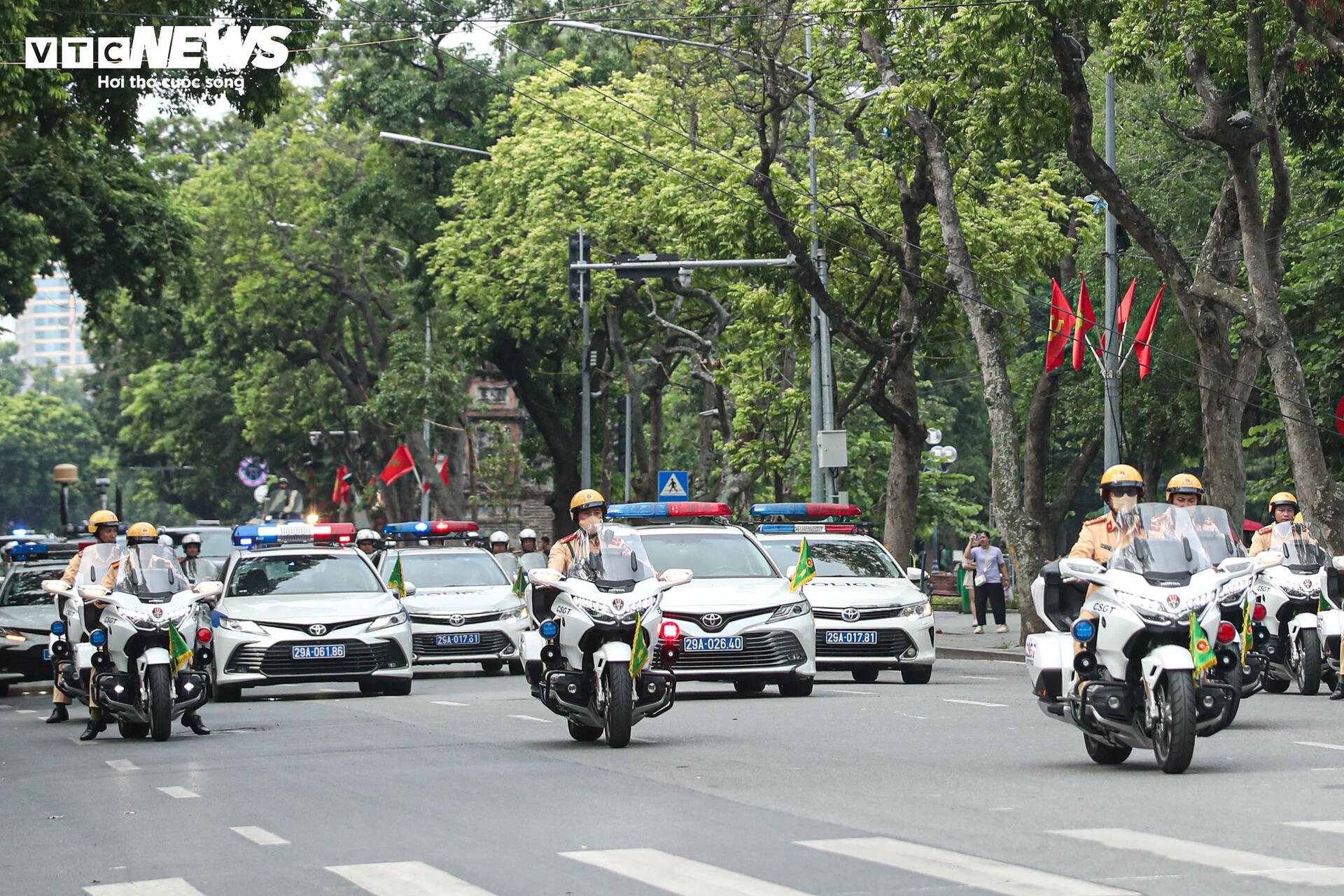 Lực lượng Cảnh vệ phản ứng thần tốc, diễn tập bảo vệ yếu nhân tại Hồ Gươm - Ảnh 13. Lực lượng Cảnh vệ phản ứng thần tốc, diễn tập bảo vệ yếu nhân tại Hồ Gươm - Ảnh 13.