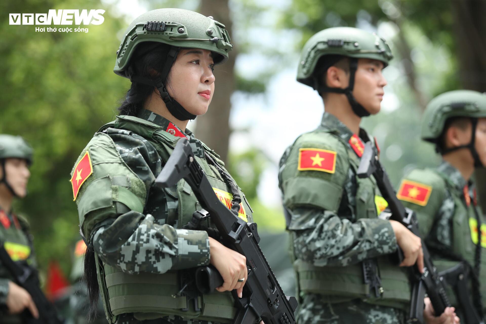 Lực lượng Cảnh vệ phản ứng thần tốc, diễn tập bảo vệ yếu nhân tại Hồ Gươm - Ảnh 2. Lực lượng Cảnh vệ phản ứng thần tốc, diễn tập bảo vệ yếu nhân tại Hồ Gươm - Ảnh 2.