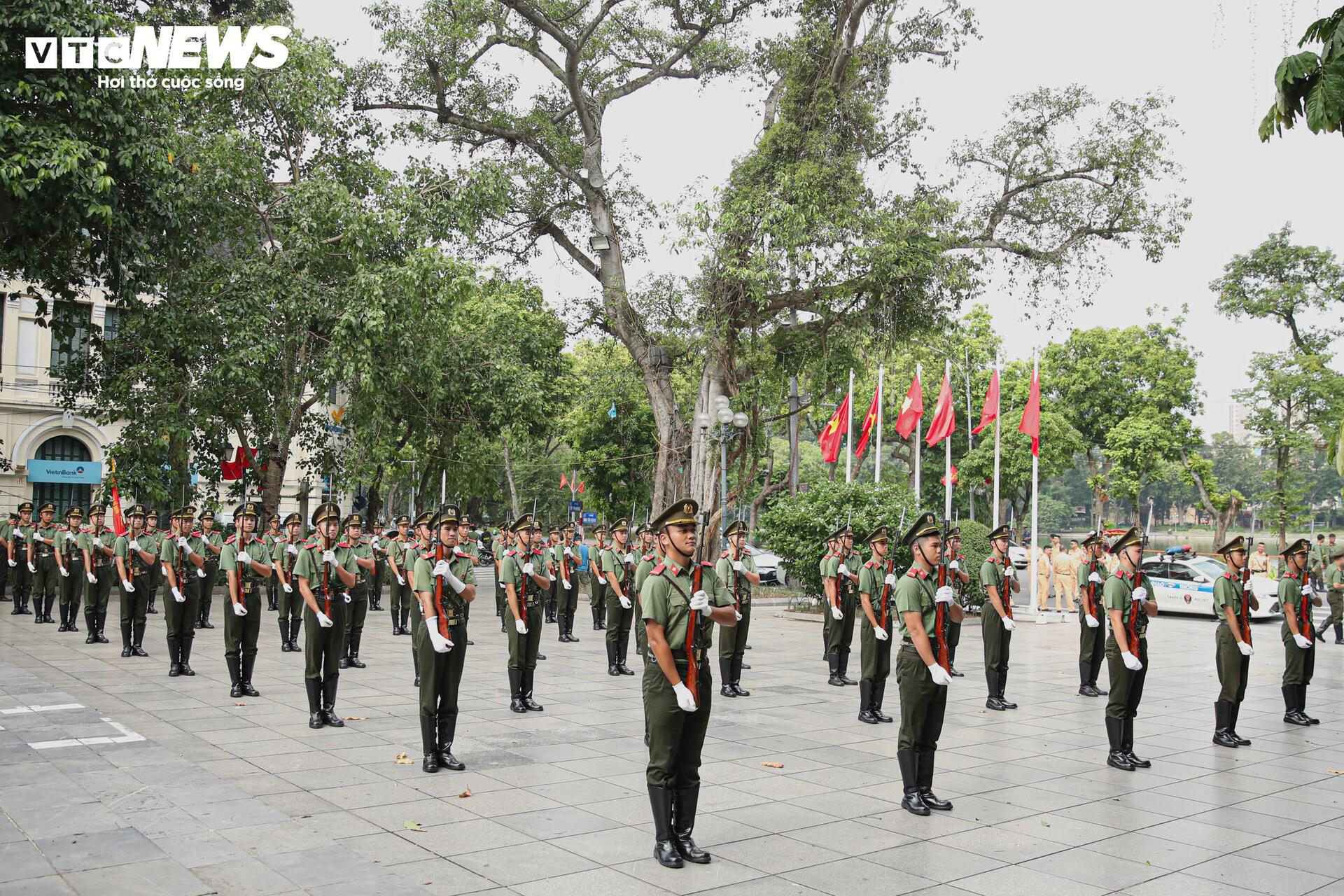 Lực lượng Cảnh vệ phản ứng thần tốc, diễn tập bảo vệ yếu nhân tại Hồ Gươm - Ảnh 3. Lực lượng Cảnh vệ phản ứng thần tốc, diễn tập bảo vệ yếu nhân tại Hồ Gươm - Ảnh 3.