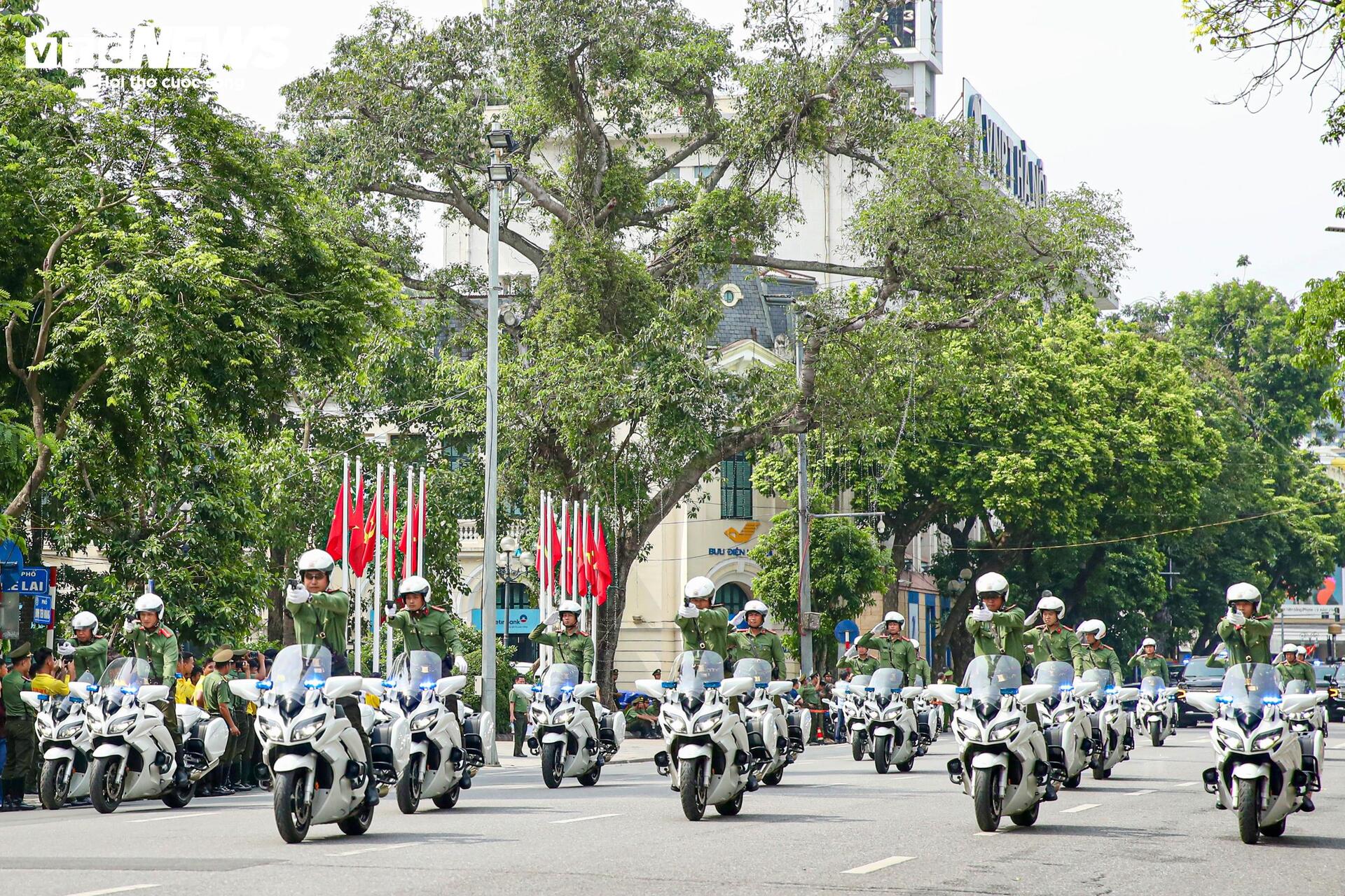 Lực lượng Cảnh vệ phản ứng thần tốc, diễn tập bảo vệ yếu nhân tại Hồ Gươm - Ảnh 11. Lực lượng Cảnh vệ phản ứng thần tốc, diễn tập bảo vệ yếu nhân tại Hồ Gươm - Ảnh 11.