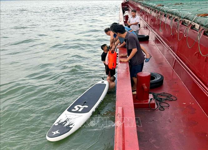 Cứu vớt được hai bố con lênh đênh trên biển nhiều giờ - Ảnh 1. Cứu vớt được hai bố con lênh đênh trên biển nhiều giờ - Ảnh 1.