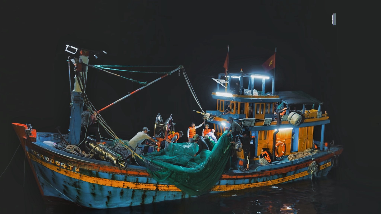 Jun Phạm và cuộc trò chuyện với 'Người thiếu niên tìm vàng' tại làng Gò Cỏ- Ảnh 3. Jun Phạm và cuộc trò chuyện với 'Người thiếu niên tìm vàng' tại làng Gò Cỏ- Ảnh 3.