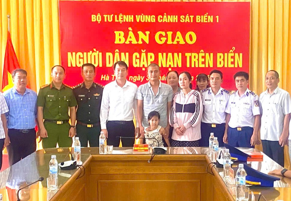 Vụ cứu hai cha con trôi dạt 13 giờ trên biển: Lời kể của người cha - Ảnh 3. Vụ cứu hai cha con trôi dạt 13 giờ trên biển: Lời kể của người cha - Ảnh 3.