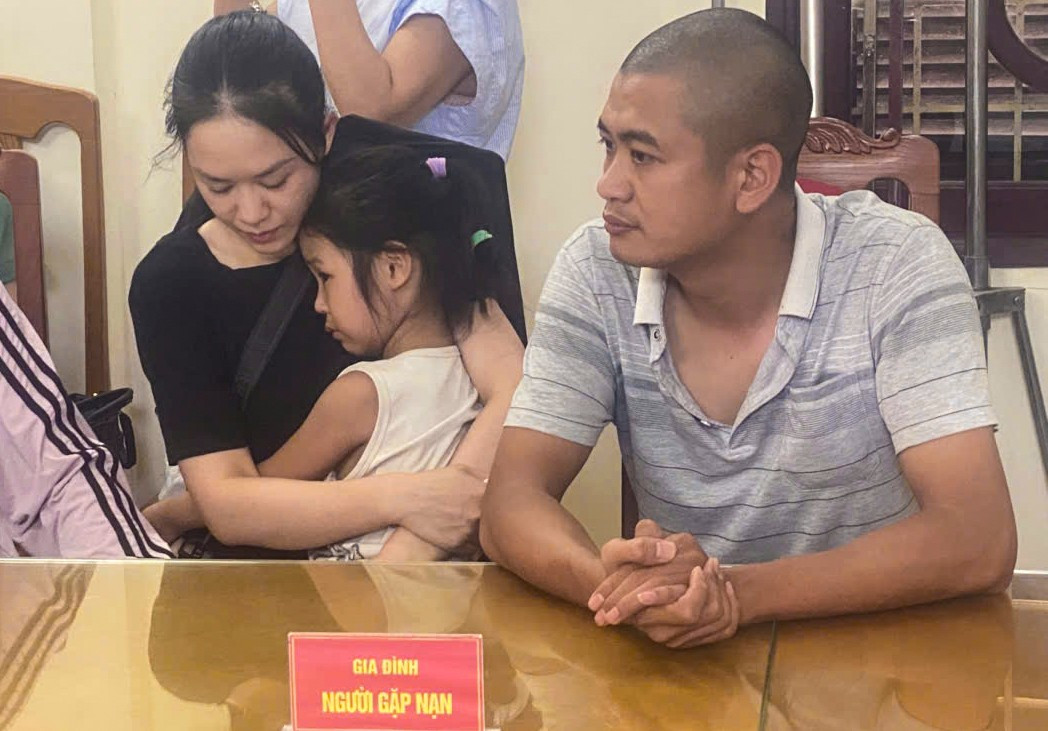 Vụ cứu hai cha con trôi dạt 13 giờ trên biển: Lời kể của người cha - Ảnh 2. Vụ cứu hai cha con trôi dạt 13 giờ trên biển: Lời kể của người cha - Ảnh 2.