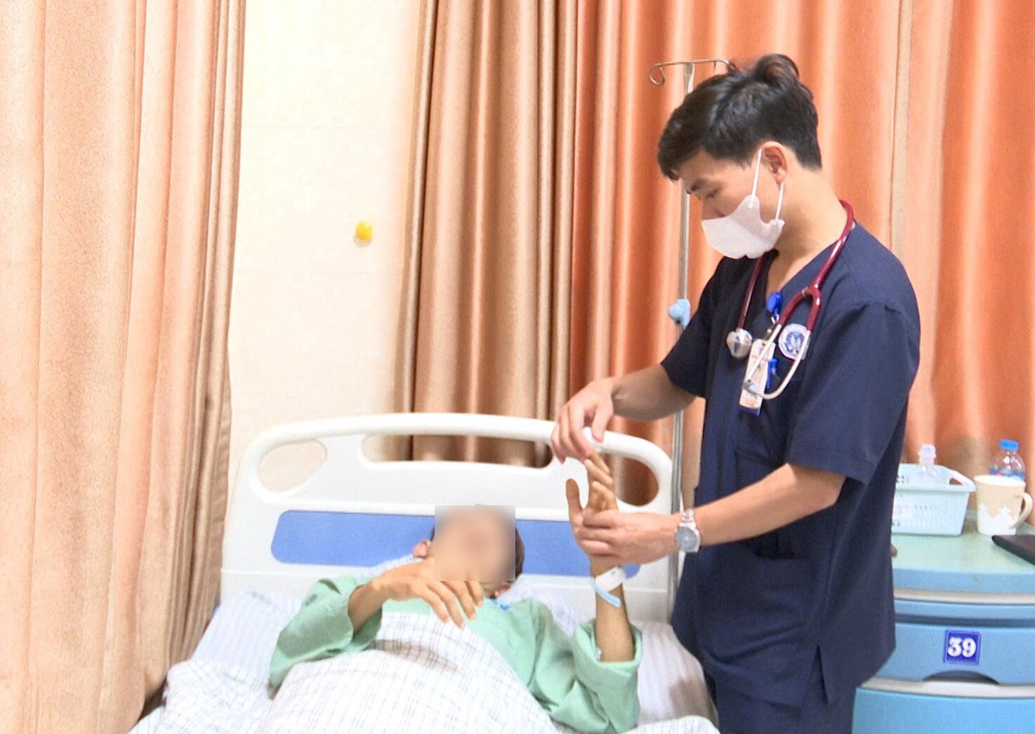 Người đàn ông 33 tuổi ở Phú Thọ đi khám vì đau đầu âm ỉ, bác sĩ làm ngay điều này để ngăn ngừa đột quỵ - Ảnh 2. Người đàn ông 33 tuổi ở Phú Thọ đi khám vì đau đầu âm ỉ, bác sĩ làm ngay điều này để ngăn ngừa đột quỵ - Ảnh 2.