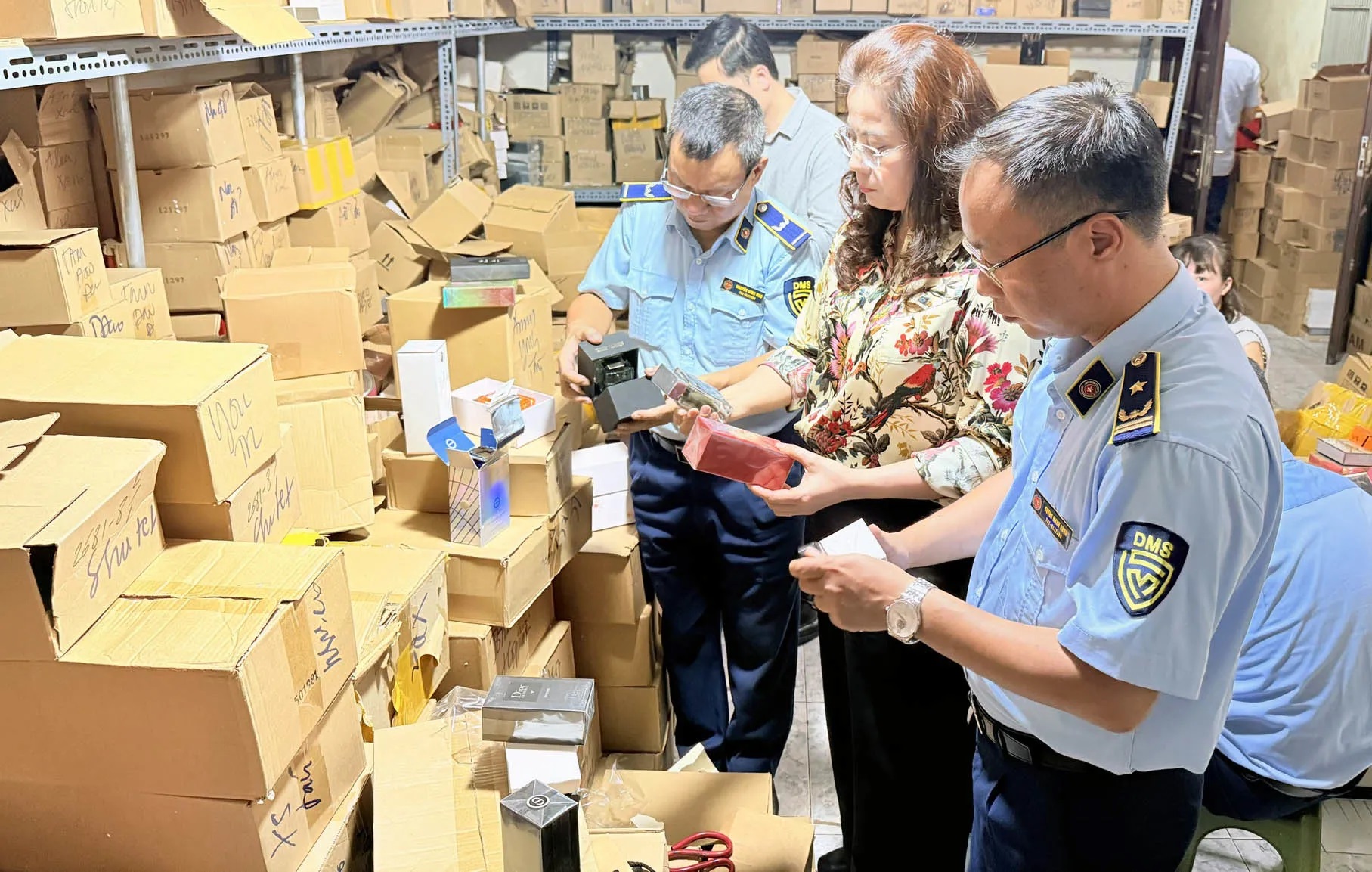 6 tháng đầu năm 2025: Buôn lậu, sản xuất hàng giả ở Hà Nội 'lên ngôi', thương mại điện tử là điểm nóng bán hàng nhiều 'không'- Ảnh 2.