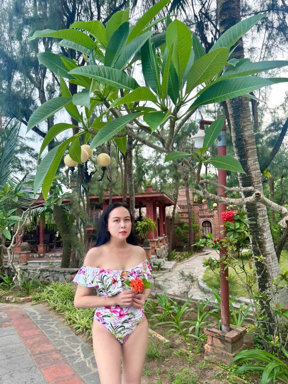 'Tình cũ' Quách Ngọc Ngoan diện bikini khoe sắc vóc nuột như gái đôi mươi- Ảnh 2.