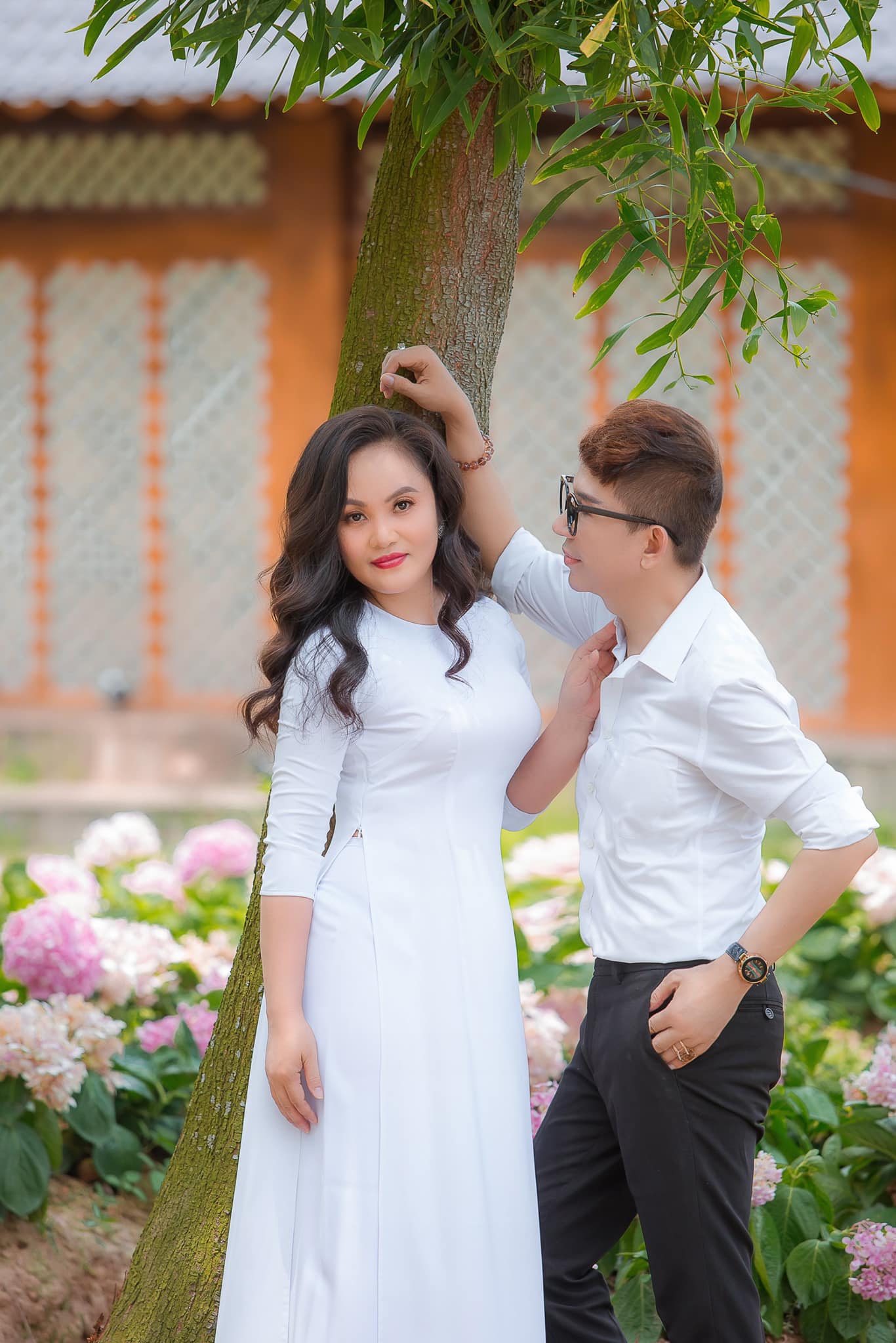 Hôn nhân 27 năm của nam nghệ sĩ đình đám và hoa khôi Hải Phòng: Yêu say đắm bất chấp tin đồn giới tính - Ảnh 2. Hôn nhân 27 năm của nam nghệ sĩ đình đám và hoa khôi Hải Phòng: Yêu say đắm bất chấp tin đồn giới tính - Ảnh 2.