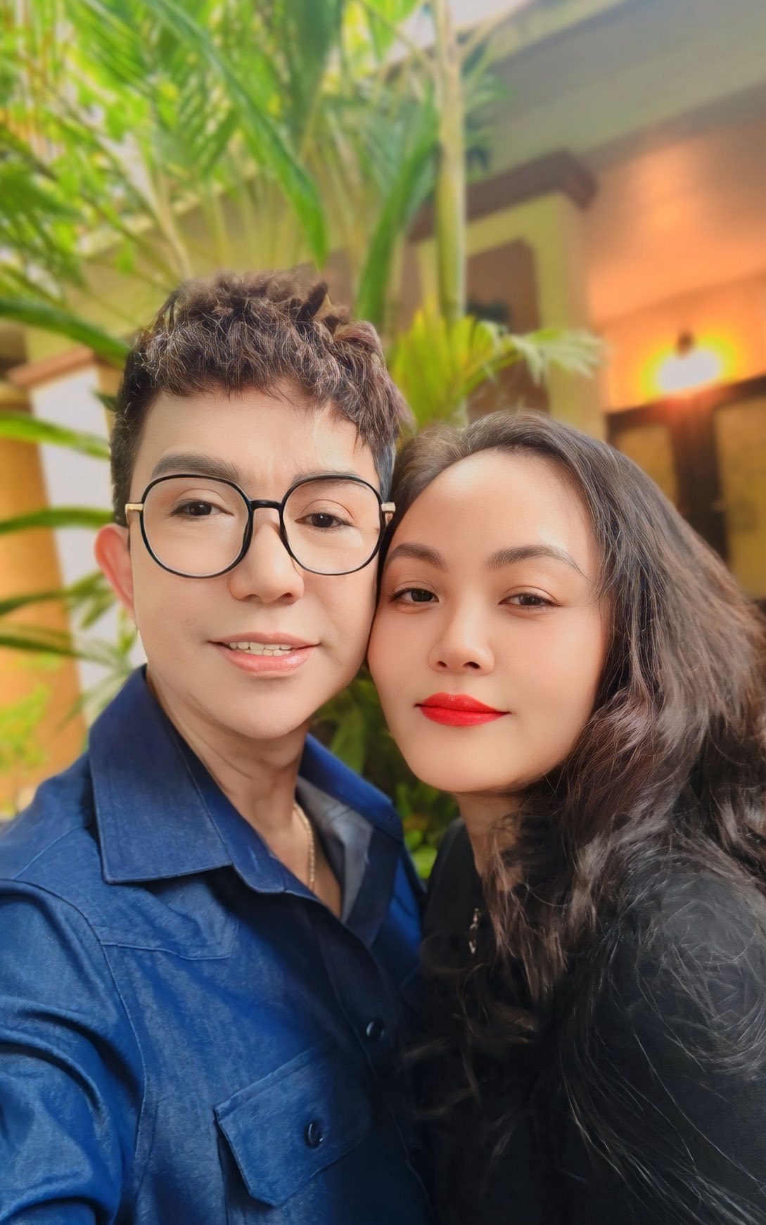 Hôn nhân 27 năm của nam nghệ sĩ đình đám và hoa khôi Hải Phòng: Yêu say đắm bất chấp tin đồn giới tính - Ảnh 1. Hôn nhân 27 năm của nam nghệ sĩ đình đám và hoa khôi Hải Phòng: Yêu say đắm bất chấp tin đồn giới tính - Ảnh 1.