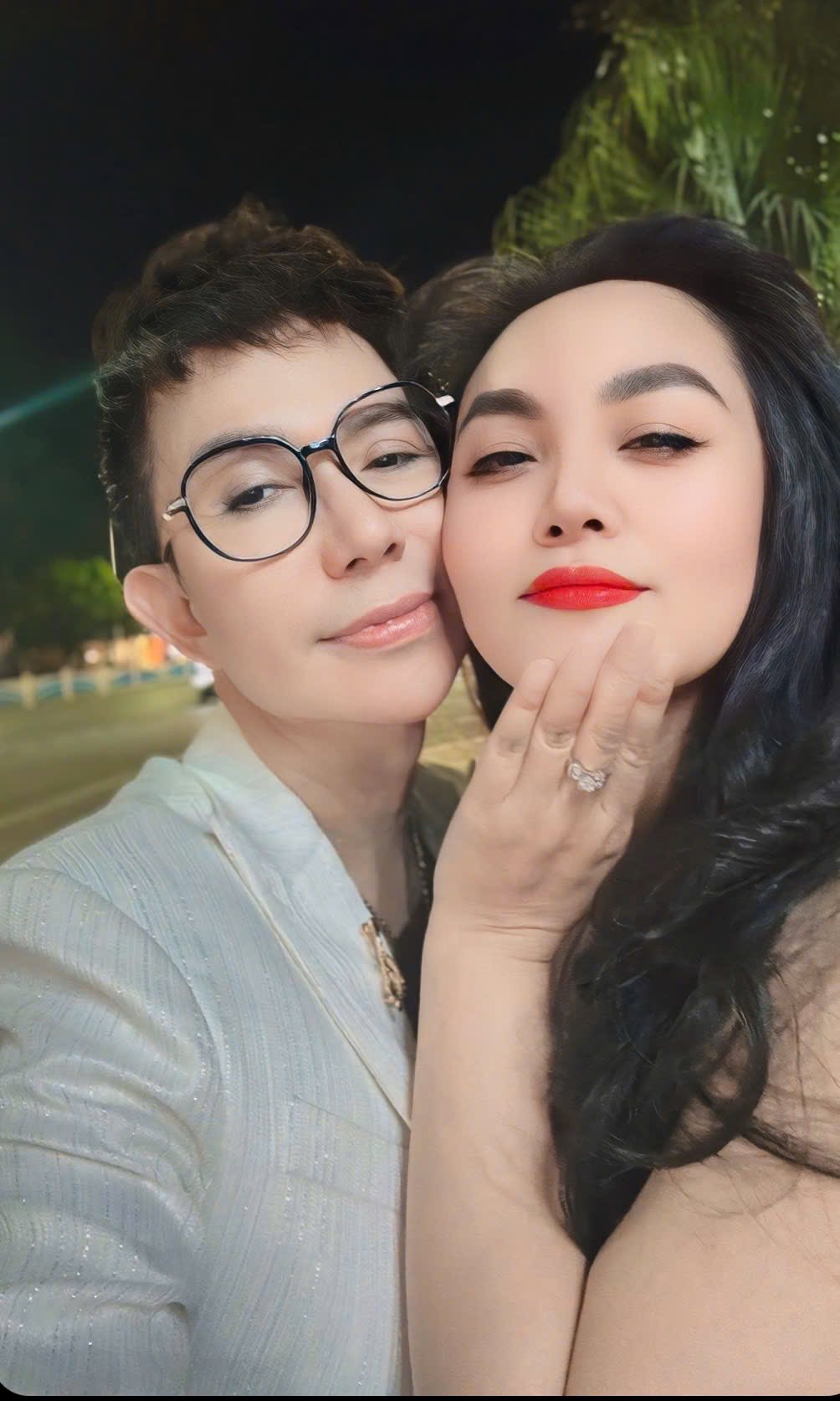Hôn nhân 27 năm của nam nghệ sĩ đình đám và hoa khôi Hải Phòng: Yêu say đắm bất chấp tin đồn giới tính - Ảnh 3. Hôn nhân 27 năm của nam nghệ sĩ đình đám và hoa khôi Hải Phòng: Yêu say đắm bất chấp tin đồn giới tính - Ảnh 3.