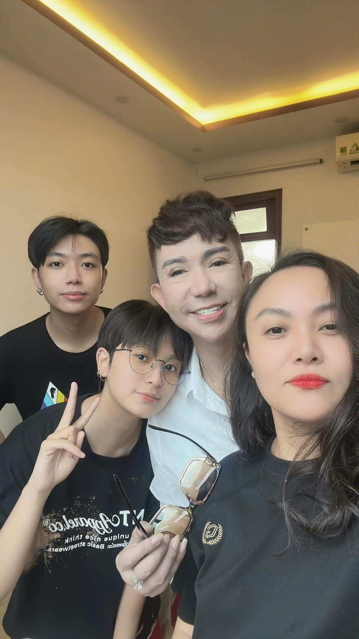Hôn nhân 27 năm của nam nghệ sĩ đình đám và hoa khôi Hải Phòng: Yêu say đắm bất chấp tin đồn giới tính - Ảnh 4. Hôn nhân 27 năm của nam nghệ sĩ đình đám và hoa khôi Hải Phòng: Yêu say đắm bất chấp tin đồn giới tính - Ảnh 4.