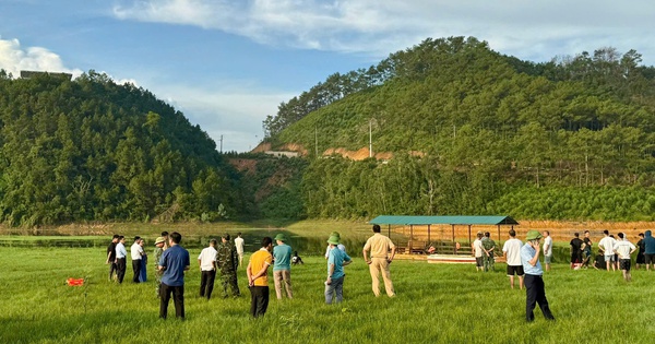 Hà Nội: Cô gái cởi bỏ quần áo, nhảy xuống hồ Hoàn Kiếm rồi đuối nước tử vong - Ảnh 2. Hà Nội: Cô gái cởi bỏ quần áo, nhảy xuống hồ Hoàn Kiếm rồi đuối nước tử vong - Ảnh 2.