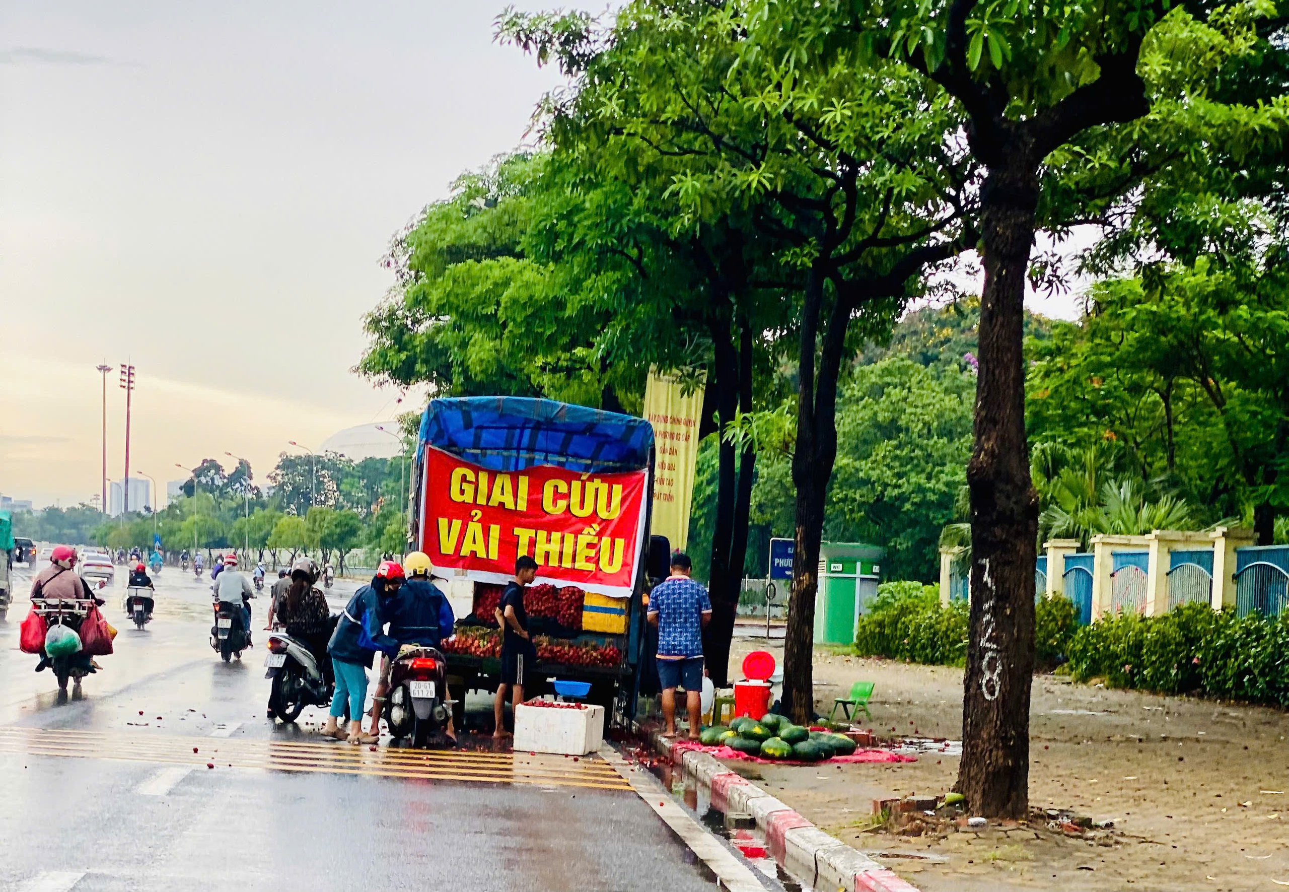 Vải thiều ‘đại hạ giá’ chỉ vài nghìn đồng/kg bán tràn ngập thị trường - Ảnh 10.