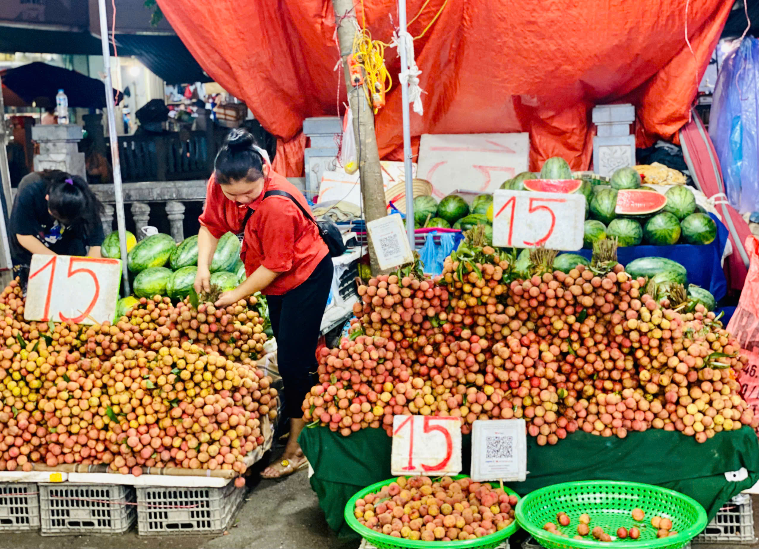 Vải thiều ‘đại hạ giá’ chỉ vài nghìn đồng/kg bán tràn ngập thị trường - Ảnh 3.