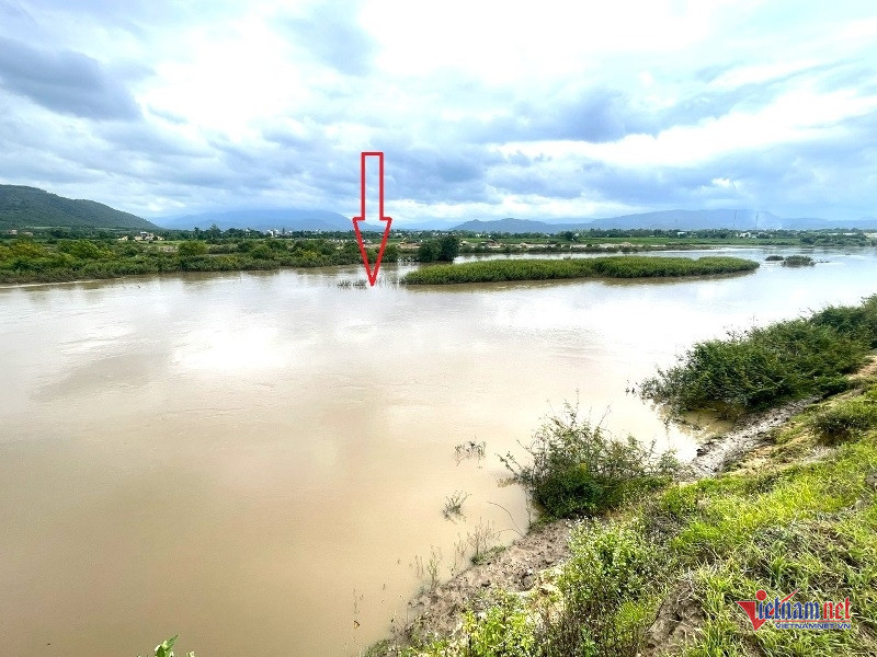 Người đàn ông dùng drone cứu 2 trẻ khỏi dòng nước xiết: 'Tim tôi như rớt ra ngoài' - Ảnh 1. Người đàn ông dùng drone cứu 2 trẻ khỏi dòng nước xiết: 'Tim tôi như rớt ra ngoài' - Ảnh 1.