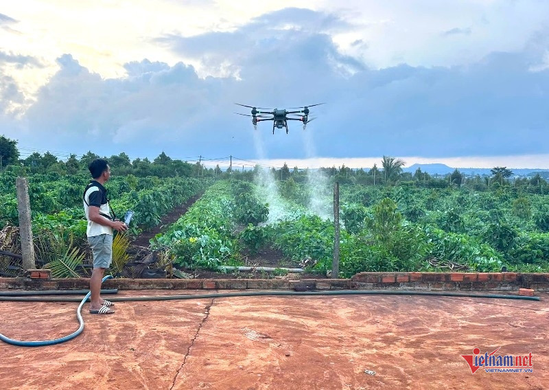Người đàn ông dùng drone cứu 2 trẻ khỏi dòng nước xiết: 'Tim tôi như rớt ra ngoài' - Ảnh 3. Người đàn ông dùng drone cứu 2 trẻ khỏi dòng nước xiết: 'Tim tôi như rớt ra ngoài' - Ảnh 3.