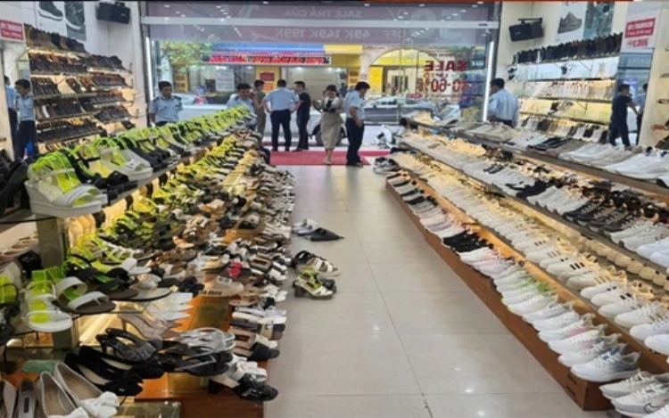 Chuyển c&ocirc;ng an điều tra hơn 1 ngh&igrave;n điện thoại, m&aacute;y t&iacute;nh nghi lậu - Ảnh 2.