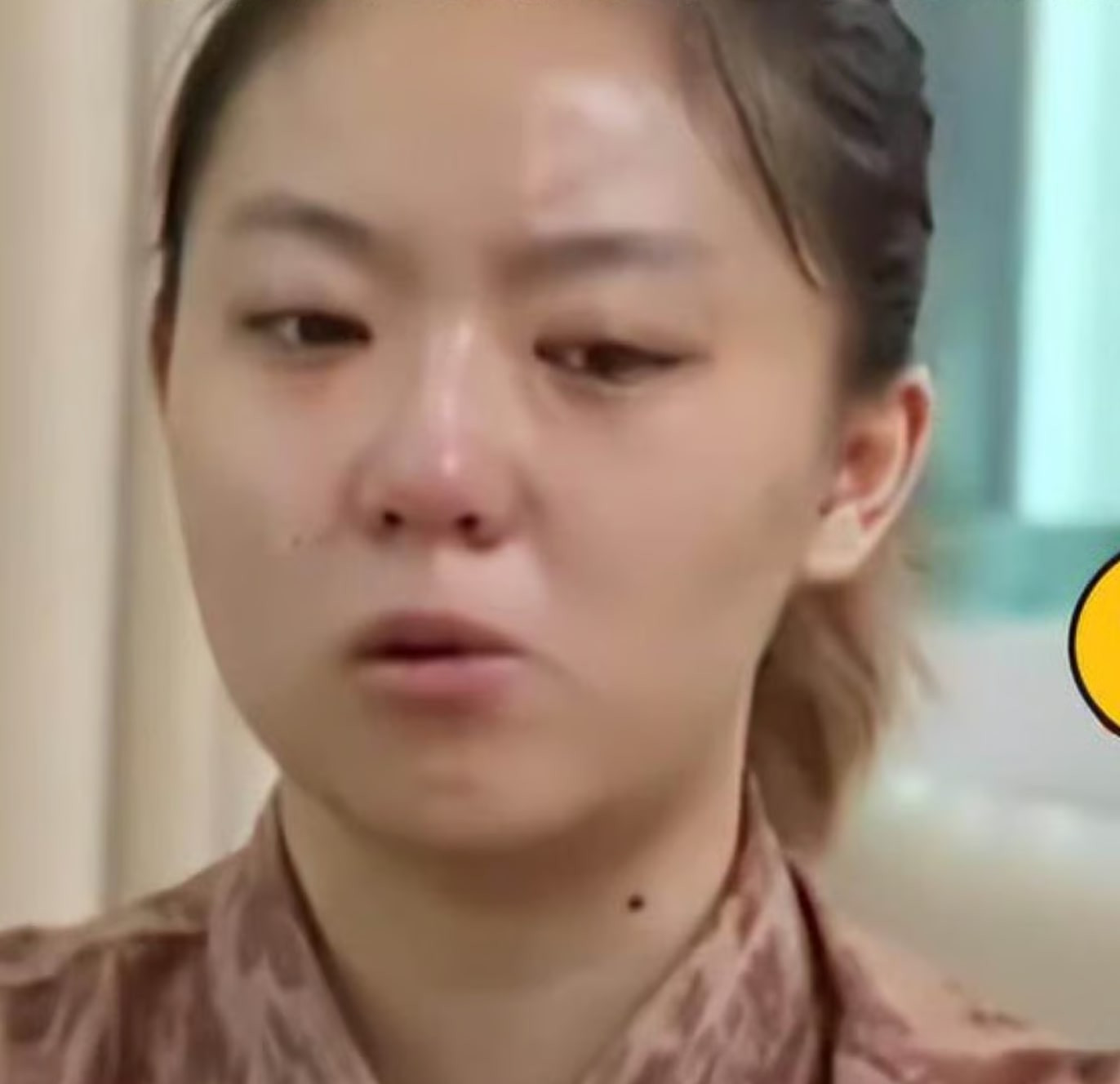 Cô gái bật khóc kể lại ám ảnh tuổi thơ vì ở với mẹ kế, bố cấm liên lạc với mẹ đẻ - Ảnh 1. Cô gái bật khóc kể lại ám ảnh tuổi thơ vì ở với mẹ kế, bố cấm liên lạc với mẹ đẻ - Ảnh 1.