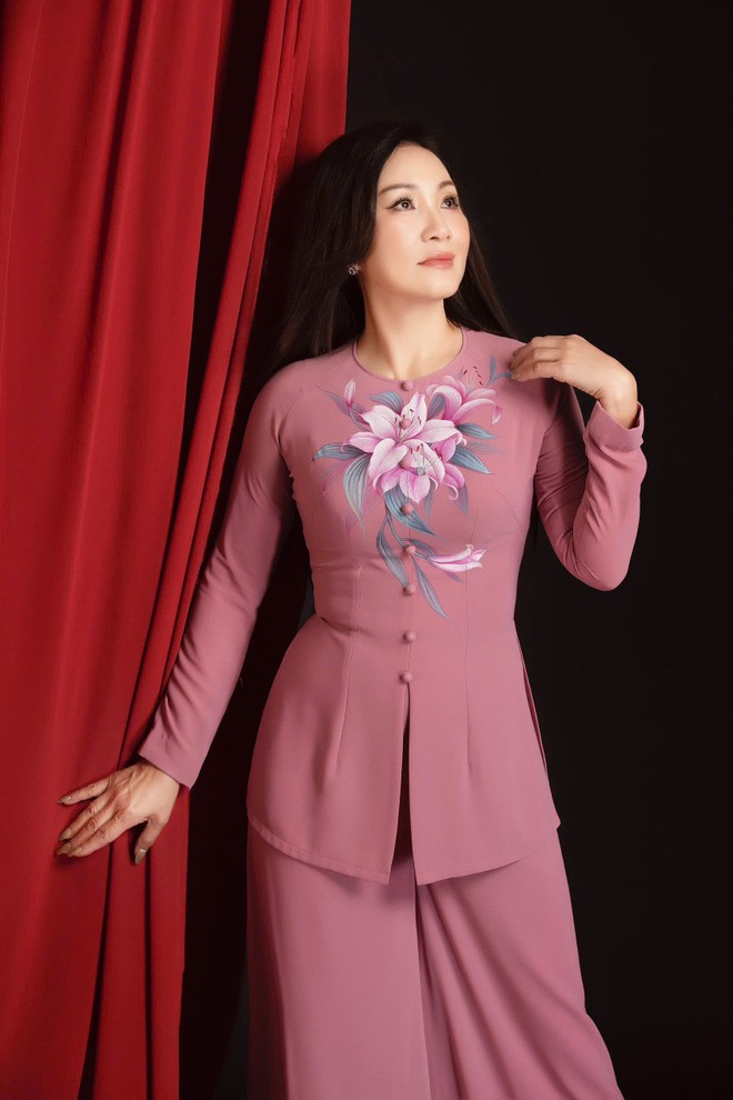 Nghệ sĩ Hồng Đào gợi ý áo dài cho các quý cô tuổi trung niên - Ảnh 1. Nghệ sĩ Hồng Đào gợi ý áo dài cho các quý cô tuổi trung niên - Ảnh 1.