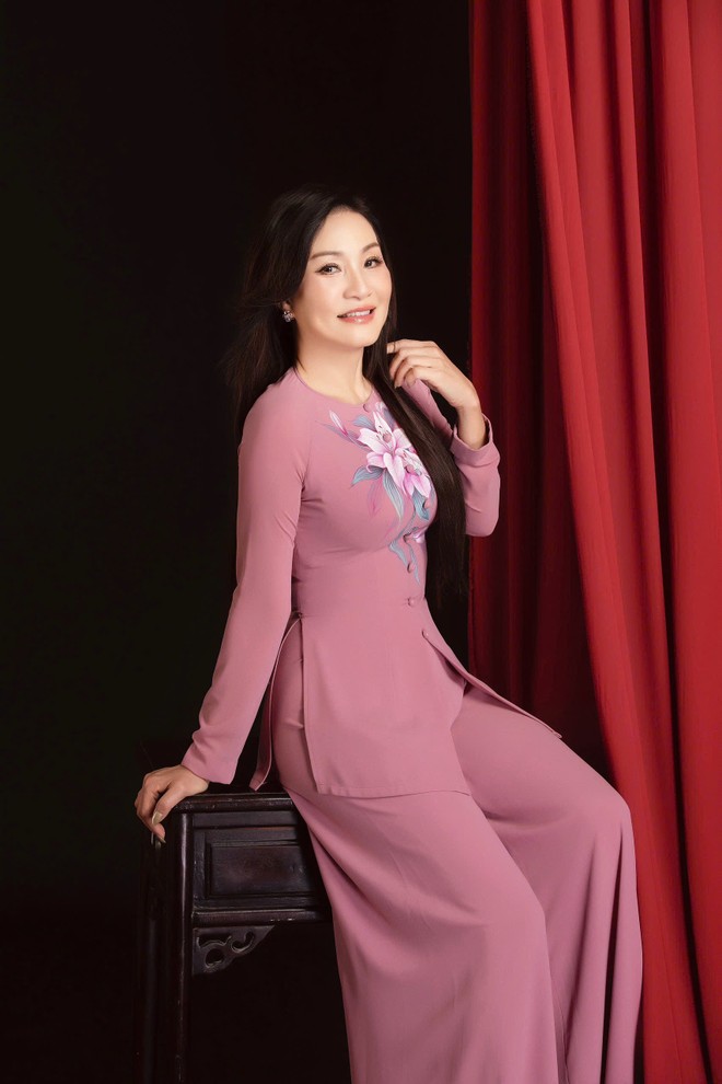 Nghệ sĩ Hồng Đào gợi ý áo dài cho các quý cô tuổi trung niên - Ảnh 2. Nghệ sĩ Hồng Đào gợi ý áo dài cho các quý cô tuổi trung niên - Ảnh 2.