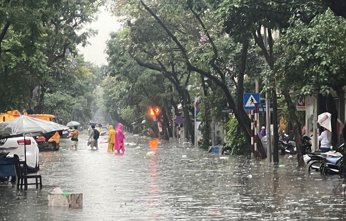 mua-lon-o-ha-noi-la-tam-diem-175188716665831075196-1751890103720-17518901041081516026781.jpg