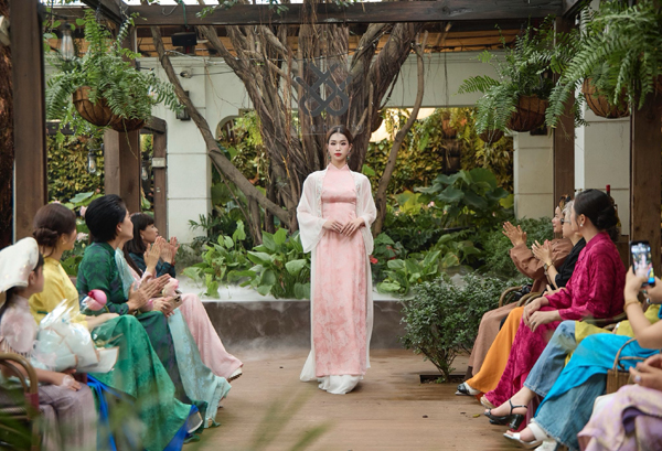 Ngắm nét nữ tính của á hậu chuyển giới trong show của NTK Cao Minh Tiến - Ảnh 3. Ngắm nét nữ tính của á hậu chuyển giới trong show của NTK Cao Minh Tiến - Ảnh 3.