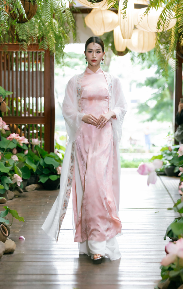 Ngắm nét nữ tính của á hậu chuyển giới trong show của NTK Cao Minh Tiến - Ảnh 5. Ngắm nét nữ tính của á hậu chuyển giới trong show của NTK Cao Minh Tiến - Ảnh 5.